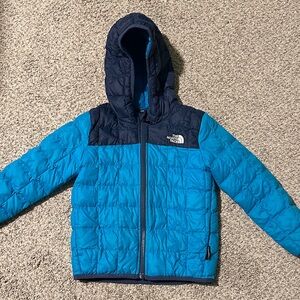 The North Face Toddler Boys Thermoball Eco Hooded Winter Jacket, blue, size 4T